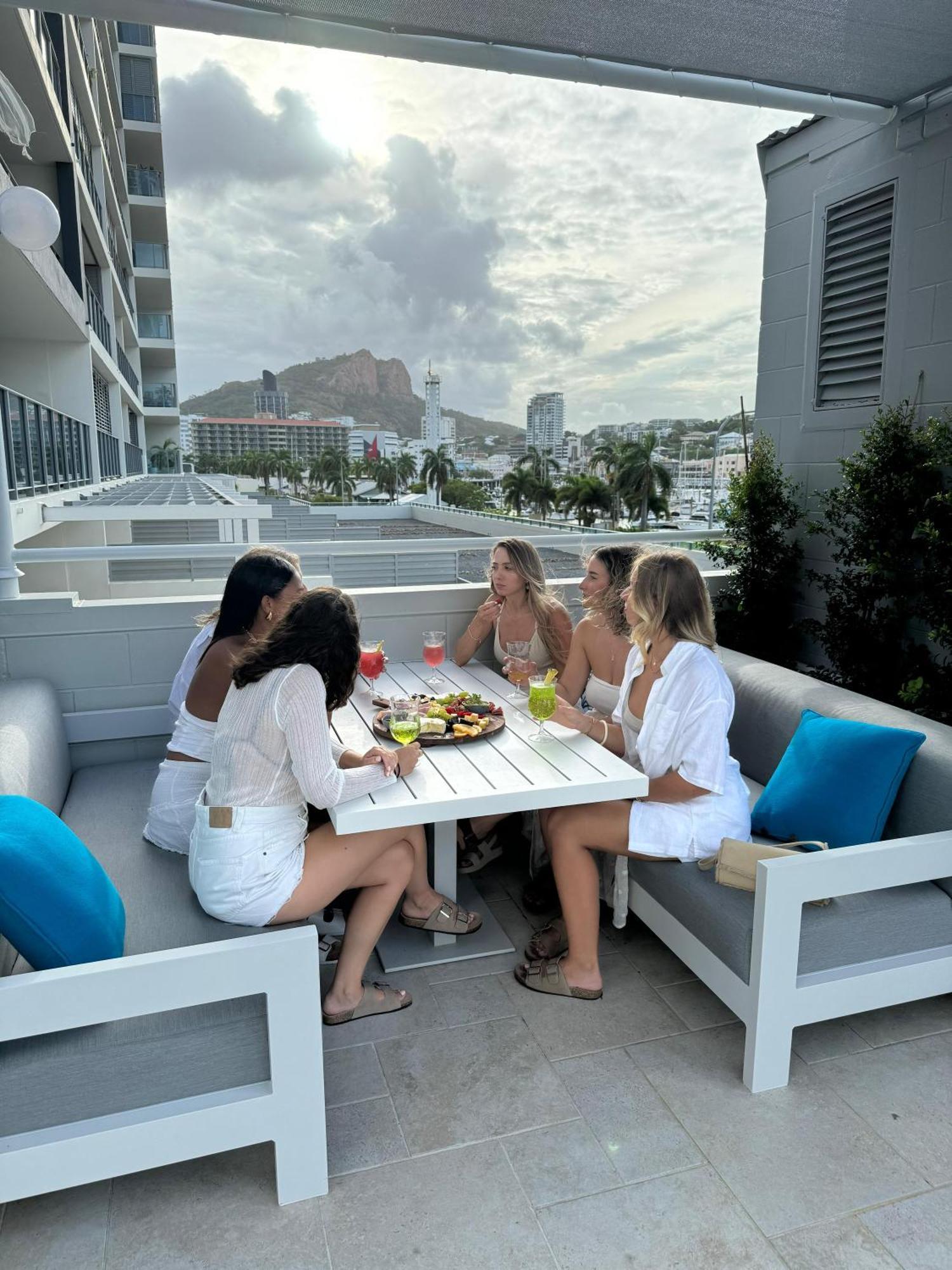 Belmoral Corporate Suites (Adults Only) Таунсвилл Экстерьер фото
